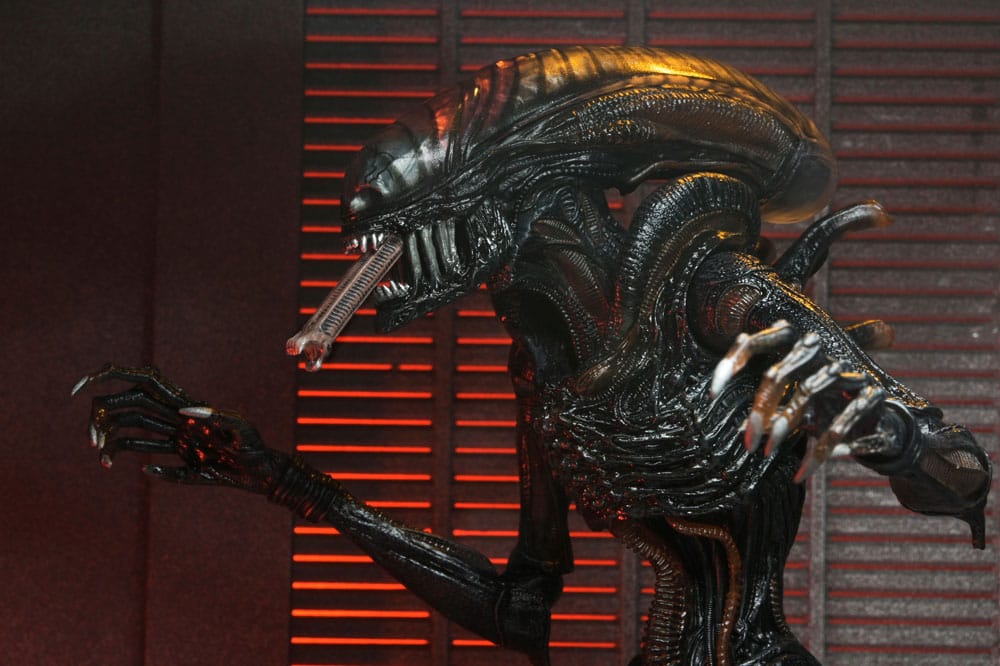 Alien: Romulus Ultimate Action Figure Scorched Xenomorph 18 cm - MangaShop.ro
