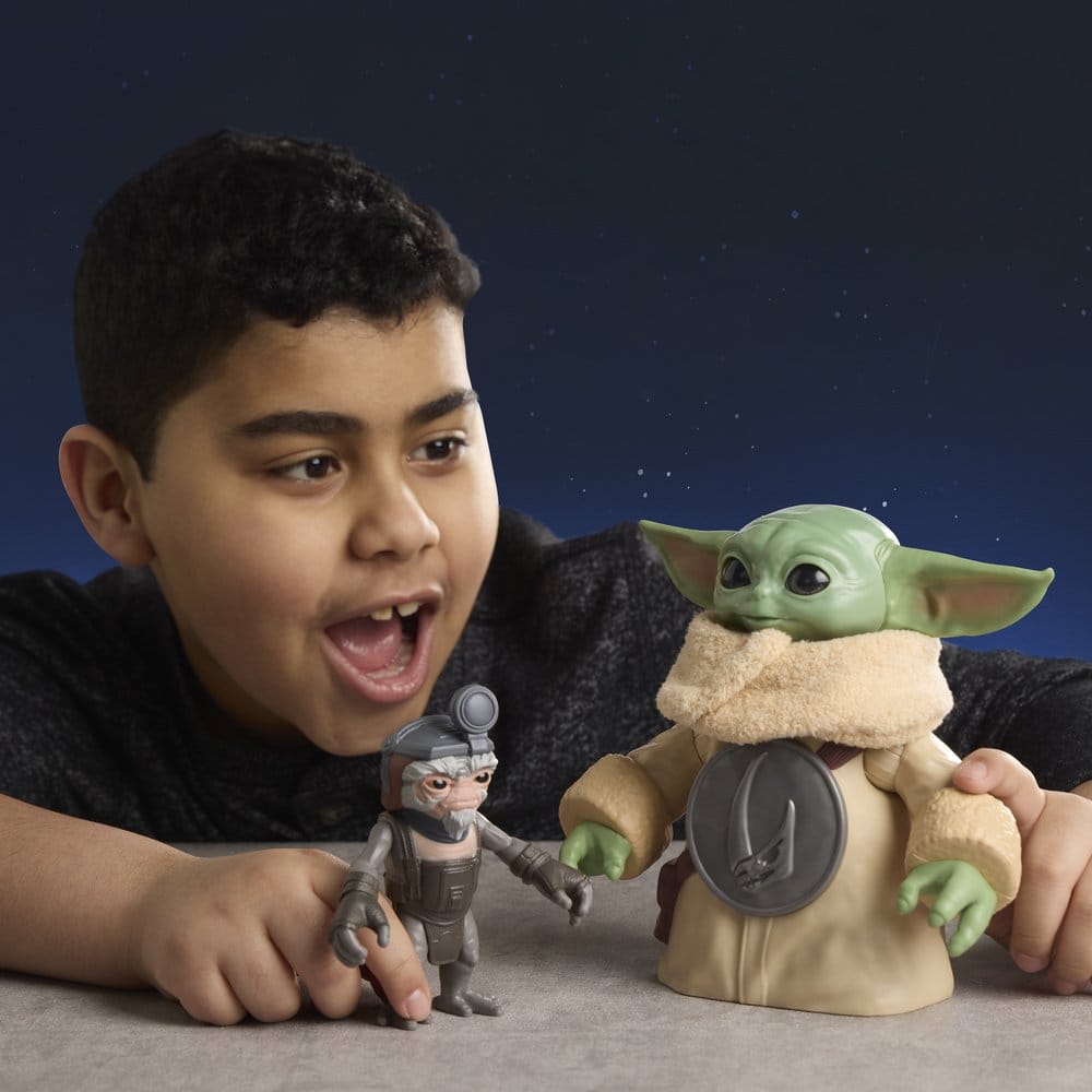 Star Wars: The Mandalorian & Grogu Electronic Action Figure Huggin' Grogu & Anzellan 17 cm - MangaShop.ro