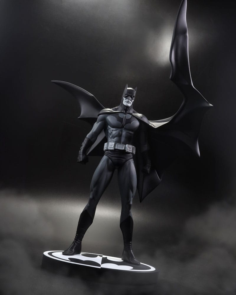 DC Direct  Statue Batman Black & White Batman (by Jorge Jimenez) 27 cm - MangaShop.ro