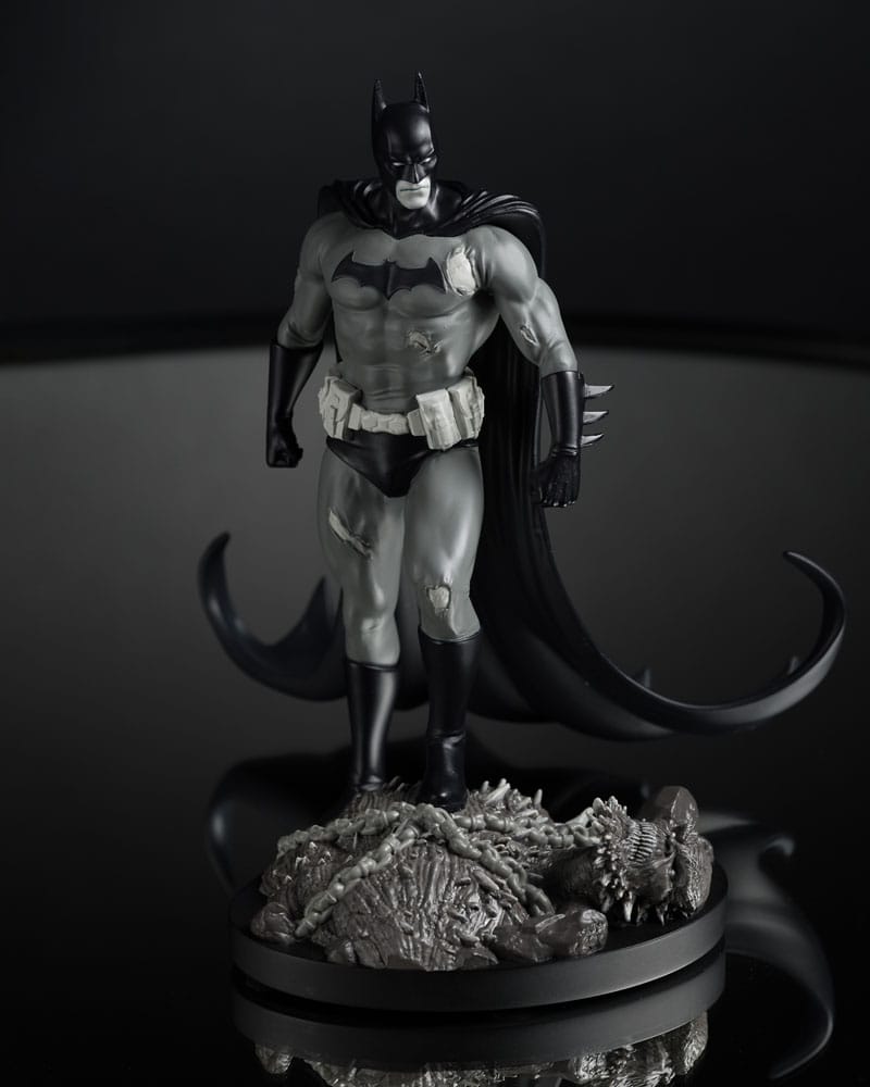 DC Direct Statue 1/10 Batman by Bjorn Barends (Black White) 18 cm - MangaShop.ro