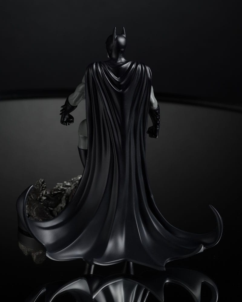 DC Direct Statue 1/10 Batman by Bjorn Barends (Black White) 18 cm - MangaShop.ro