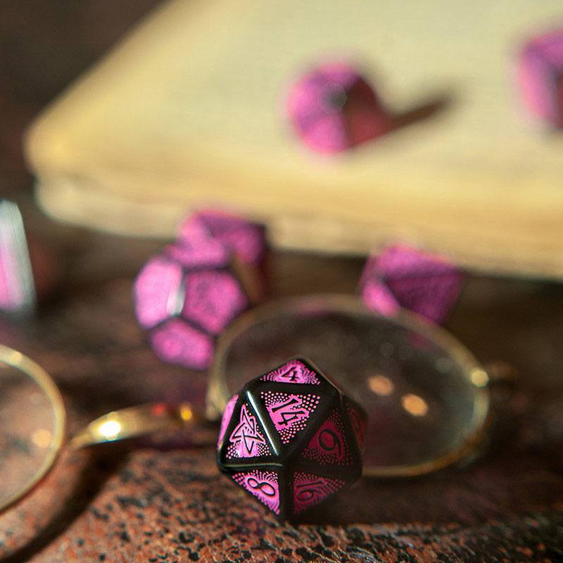 Call of Cthulhu 7th Edition Dice Set Black & Magenta (7) - MangaShop.ro